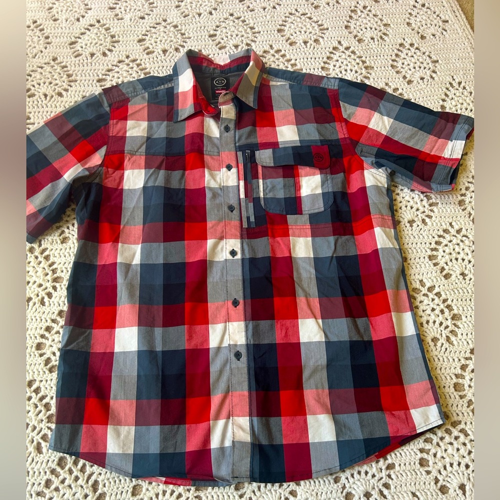 Wrangler ATG Short Sleeve Vented Outdoor Button Down Shirt Men’s L Red Plaid